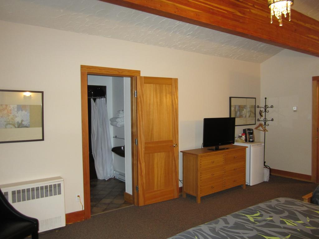 The Lodge At Skeena Landing Terrace Room photo